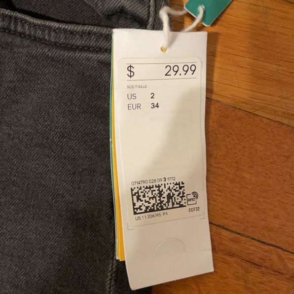 NWT H&M black Mom Jeans - Picture 3 of 4